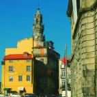Muy cerca de allí se encuentra la barroca torre dos Clérigos. Obra de Nicolau Nasoni, este campanario de 76 metros de altura, fue completado en 1753, y durante años sirvió, además de como campanilla de la iglesia de los Clérigos, como far...