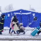 Los refugiados se ven obligados a desplazarse bajo las heladas.
