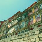 Una vez saciado mi apetito, pude por fin dedicarme a dar un paseo relajado por el barrio de La Ribera, probablemente la zona más escénica de Oporto, en la que las casas de colores, el río Duero, el inmenso puente de Don Luis I y las vistas d...