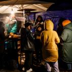 Distintas oenegés les dan comida caliente a los refugiados a su llegada a Siret (Rumanía).