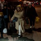 El flujo de refugiados que llegan a Siret (Rumanía) no se detiene ni por las noches.