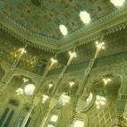 Muy cerca de allí encuentro el Palacio de la Bolsa de Oporto, un ejemplo de palacio neoclásico (si bien la decoración es romántica) en el que tiene su sede la Cámara de Comercio e Industria de Oporto. El palacio ofrece tours guiados de med...