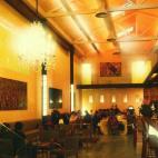 Con los pies destrozados de haber andado todo el día, por fin decido marchar al hotel para recuperar algo de energía. Para la cena tenía preparado algo muy especial. En vez de ir directo hacia el centro, me dirigí en dirección opuesta, a ...