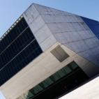 Después de comer, empiezo a prepararme para marcharme de Oporto, pero no sin antes echarle un vistazo a dos de sus hitos, uno arquitectónico y el otro artístico. Me marcho de Gaia con dirección norte para descubrir el ejemplo de arquitectu...