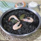 ▶️ Ingredientes: arroz bomba, ajo, cebolla, tomate, pimiento verde y rojo, laurel, gambas, calamares, tinta de calamar, vino ablanco, caldo de pescado, sal, aceite de oliva virgen y alioli.▶️ Encuentra aqu&iacute; la receta com...