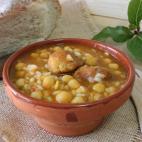 ▶️ Ingredientes: garbanzos, cebolla, ajo, pimiento verde y rojo, tomates maduros, laurel, comino, aceite de oliva, agua y arroz. ▶️ Encuentra aqu&iacute; la receta completa.