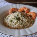 ▶️ Ingredientes: arroz bomba, ajo, vino blanco, langostinos, cebolleta, perejil picado, jengibre, curry, cayena, pimienta negra, sal, aceite de oliva y queso parmesano.▶️ Encuentra aqu&iacute; la receta completa.﻿