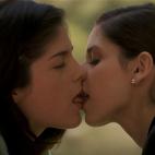 Gellar: "Yo pensaba: 'he tenido que besar a gente que no quería besar, Selma al menos es una amiga". Blair: "Después del beso yo estaba nerviosa por si pensaba que besaba mal. Le dije: '¿Tú no estabas nerviosa por el beso?' Ella dijo: 'No....