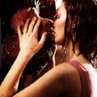 Tobey Maguire: "Probablemente lo más difícil que tuve que hacer como Spiderman fue besar a Kirsten Dunst. Cuando rodamos la escena del beso, yo estaba colgado con la cabeza para abajo, era muy tarde, estaba lloviendo y el agua no paraba de ent...