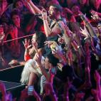NEW YORK, NY - AUGUST 25: Drake performs during the 2013 MTV Video Music Awards at the Barclays Center on August 25, 2013 in the Brooklyn borough of New York City. (Photo by Jemal Countess/FilmMagic)