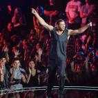 NEW YORK, NY - AUGUST 25: Drake performs during the 2013 MTV Video Music Awards at the Barclays Center on August 25, 2013 in the Brooklyn borough of New York City. (Photo by Rick Diamond/Getty Images for MTV)