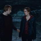 Rupert Grint: "En verdad fue bien. Parecía una cosa rara, besar a esa persona que conocía desde que ella tenía 9 años. Nos tomamos un tiempo para dejar nuestra amistad a un lado. Fue mucho más natural, estábamos encharcados, tiraron garraf...