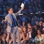 NEW YORK, NY - AUGUST 25: Joseph Gordon-Levitt speaks during the 2013 MTV Video Music Awards at the Barclays Center on August 25, 2013 in the Brooklyn borough of New York City. (Photo by Rick Diamond/Getty Images for MTV)