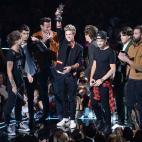 NEW YORK, NY - AUGUST 25: One Direction and Vampire Weekend speak onstage during the 2013 MTV Video Music Awards at the Barclays Center on August 25, 2013 in the Brooklyn borough of New York City. (Photo by Rick Diamond/Getty Images for MTV)