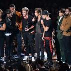 NEW YORK, NY - AUGUST 25: One Direction and Vampire Weekend speak onstage during the 2013 MTV Video Music Awards at the Barclays Center on August 25, 2013 in the Brooklyn borough of New York City. (Photo by Rick Diamond/Getty Images for MTV)