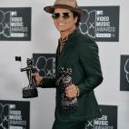 Bruno Mars, winner of Best Male Video, at the MTV Video Music Awards August 25, 2013 at the Barclays Center in New York. AFP PHOTO/Stan HONDA (Photo credit should read STAN HONDA/AFP/Getty Images)