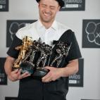 Justin Timberlake with his four awards at the MTV Video Music Awards August 25, 2013 at the Barclays Center in New York. AFP PHOTO/Stan HONDA (Photo credit should read STAN HONDA/AFP/Getty Images)