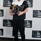 Justin Timberlake with his four awards at the MTV Video Music Awards August 25, 2013 at the Barclays Center in New York. AFP PHOTO/Stan HONDA (Photo credit should read STAN HONDA/AFP/Getty Images)