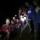 Tras nueve d&iacute;as desaparecidos, se da con los ni&ntilde;os y su entrenador. La felicidad no es plena: ahora empieza la dif&iacute;cil tarea de ver c&oacute;mo sacarles de la cueva. Lo m&aacute;s f&aacute;cil ser&iacute;a que lo hicieran bu...