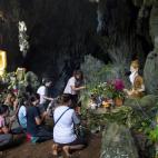 D&iacute;a tr&aacute;gico para los equipos de rescate: uno de los buzos muere mientras ayudaba a los ni&ntilde;os a bucear. Los expertos ponen este fatal desenlace como prueba de lo dif&iacute;cil de la operaci&oacute;n. Pese a todo, las familia...