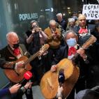 Mariachis frente a la sede del PP, cantando 'Cielito lindo'.