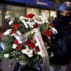 Flores por un funeral simulado de Pablo Casado.