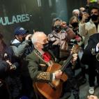 Mariachis frente a la sede del PP, cantando 'Cielito lindo'.