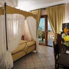 El cantante y compositor del grupo musical Simple Minds es un gran enamorado de Sicilia, isla que conoci&oacute; por primera vez a los 14 a&ntilde;os y a la cual volvi&oacute; repetidas veces durante sus giras. Su hotel Villa Angela, en Taormina...