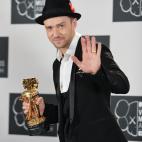 Justin Timberlake with the Michael Jackson Video Vanguard Award at the MTV Video Music Awards August 25, 2013 at the Barclays Center in New York. AFP PHOTO/Stan HONDA (Photo credit should read STAN HONDA/AFP/Getty Images)