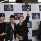 NEW YORK, NY - AUGUST 25: (L-R) Liam Payne, Zayn Malik, Niall Horan, Harry Styles and Louis Tomlinson of One Direction pose with award for Song of the Summer the 2013 MTV Video Music Awards at the Barclays Center on August 25, 2013 in the Brook...