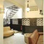 Famoso por su azotea con unas vistas panorámicas a la Acrópolis, el Monte Licabeto y la Colina Filopapo, el albergue AthenStyle es el cóctel perfecto entre la famosa hospitalidad helénica y el contacto directo con el arte. Ubicado entre los ...