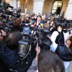 El candidato del PP a la Presidencia de la Junta de Castilla y León, Alfonso Fernández Mañueco, genera gran expectación mediática tras votar en Salamanca.