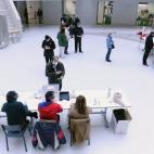Vista de un colegio electoral en Valladolid, durante las elecciones celebradas este domingo, en las que se mantienen estrictos protocolos para evitar contagios de COIVD-19.