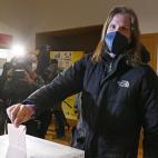 El candidato de Unidas Podemos a la presidencia de Castilla y León, Pablo Fernández, acude a ejercer su derecho al voto en el Colegio Electoral del Ayuntamiento San Marcelo en León.