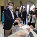 El candidato del PP a la Presidencia de la Junta de Castilla y León, Alfonso Fernández Mañueco, ejerce su derecho al voto en la antigua sede de la Delegación Territorial de la Junta de Castilla y León en Salamanca.