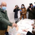 El candidato de Ciudadanos a la Junta de Castilla y León, Francisco Igea, ejerce su derecho al voto en Valladolid.