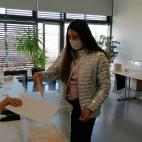 La candidata de España Vaciada Salamanca, Verónica Santos, votando en las elecciones a las Cortes de Castilla y León.