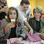 La política en Madrid es un 'juego de damas'. Su jefa en las filas del PP regional, Esperanza Aguirre, dejó la Presidencia de la Comunidad pero ha aparecido en los medios como su posible sustituta. En público se muestran como "amigas", aunque...