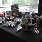 Interior de la Estrella de la Muerte, rodeada de diversos cazas. Detrás asoman las patas traseras de un AT-AT, un transporte bélico terrestre que el Imperio usó en el mundo helado de Hoth.