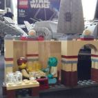 El set más antiguo de todos: Han Solo y Greedo se sientan frente a una mesa en la cantina de Mos Eisley. ¿Quién disparará primero? Alomar asegura que la figura de Greedo está muy buscada. "Las minifiguras son una secta dentro del mundillo...