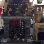 El palacio de Jabba al completo: a un lado, una torreta de vigilancia con soldados gamorreanos; en el piso superior, la corte del gángster alienígena, en la que aparecen su lugarteniente y su bailarina favorita, ambos de raza twi lek; y debajo...