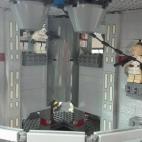 Escena de Una nueva esperanza: Luke y Leia escapan por los pasillos de la Estrella de la Muerte y se dan de bruces con un precipicio. Los persiguen por detrás y, al otro lado del abismo, soldados imperiales disparan contra ellos.