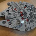 La nave de Han Solo salió en el año 2000 en dos versiones, la normal y una especial. La primera rondaba los 400 euros y la segunda los 600, los sets más caros de la gama Lego Star Wars. Ahora, si conservan su caja original, pueden llegar a co...