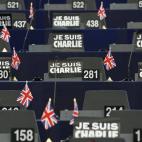 Tras los atentados contra la sede de Charlie Hebdo en París en enero de 2015, el lema "Je suis Charlie" también llegó a la Eurocámara. Las banderas británicas son el distintivo que usan los eurodiputados del partido euroescéptico UKIP para...