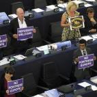 Esta escena es bastante reciente, de septiembre de 2015. Los diputados se solidarizaron con los refugiados con carteles en el hemiciclo mientras el presidente de la Comisión Europa, Jean-Claude Juncker, daba su discurso sobre el Estado de la Un...