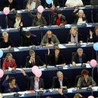 Y más allá de los carteles, pancartas y camisetas, cualquier cosa es buena para llamar la atención y conseguir una foto. Aquí unos globitos de colores para reivindicar mejores condiciones para las bajas de maternidad durante el debate de la ...