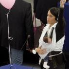 La diputada italiana del partido de Berlusconi, Licia Ronzulli, vota con su hija recién nacida en el debate sobre la baja de maternidad en 2010. La niña, a la que los eurodiputados han visto crecer, ha sido una asidua en los debates parlamenta...