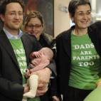 Lo de llevar bebés al trabajo no es ninguna novedad allí. Y no solo lo hacen las madres. También los padres, como Tobias Heider, de Alemania, que junto con una compañera revindicaba en 2010 que la crianza también es cosa de padres en una re...