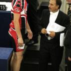 Los ujieres del Parlamento Europeo (o pingüinos, como les llaman por razones evidentes), han visto de todo, pero a veces se siguen sorprendiendo, como este que observa incrédulo a Edvard Kožušník en el pleno del 14 de julio de 2009. El euro...