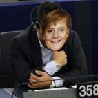 El diputado Gianluca Buonanno de la derechista Liga Norte, con una máscara de la canciller alemana Angela Merkel, durante el debate sobre el Estado de la Unión de septiembre de 2015. Buonanno ha sido sancionado en el Parlamento por hacer el sa...